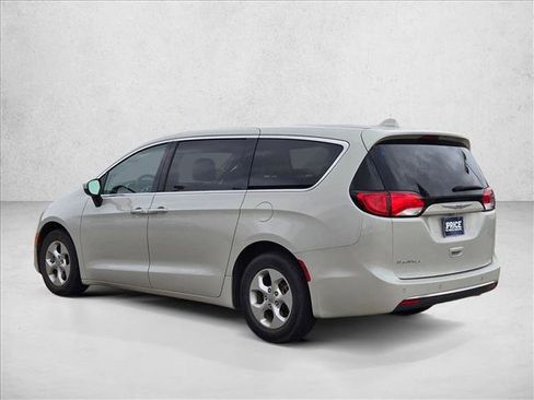 Used 2017 Chrysler Pacifica Touring Plus w/ Tire & Wheel Group FWD image 7