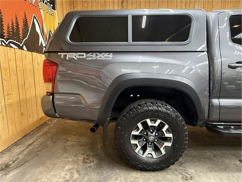 Used 2017 Toyota Tacoma TRD Off-Road AWD/4WD image 6