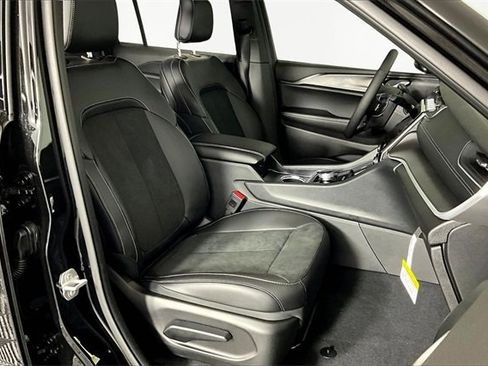 New 2025 Jeep Grand Cherokee Altitude image 12