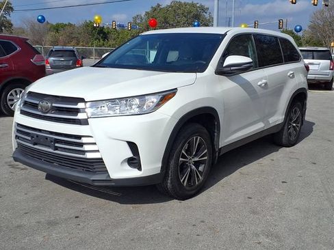 Used 2019 Toyota Highlander LE FWD image 3