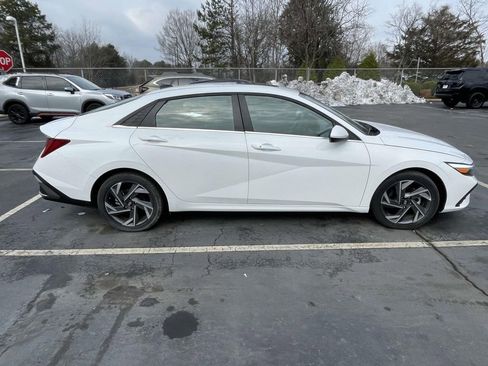 Used 2025 Hyundai Elantra SEL image 10