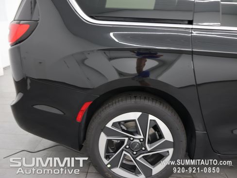 New 2027 Chrysler Pacifica Limited AWD/4WD image 31