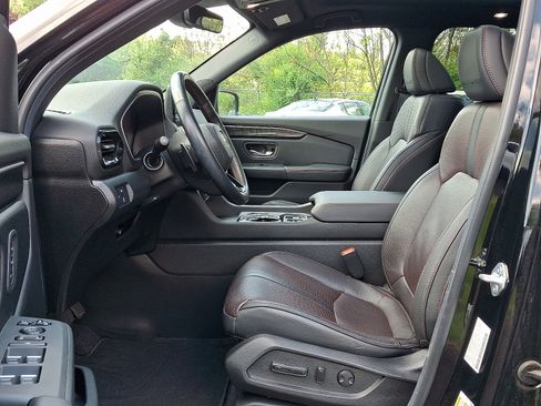 Used 2025 Honda Pilot Black Edition image 13
