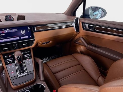 Used 2023 Porsche Cayenne S Platinum image 26