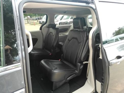 Used 2023 Chrysler Pacifica Touring-L FWD image 17