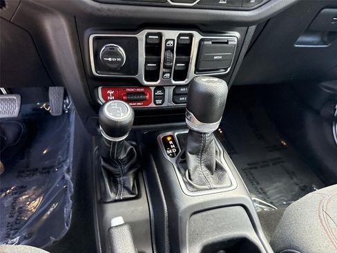 Used 2025 Jeep Wrangler Unlimited Rubicon AWD/4WD image 14