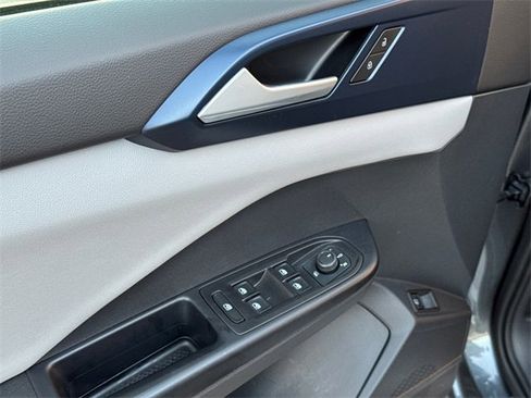 Certified 2023 Volkswagen Taos SE w/ Panoramic Sunroof Package image 39