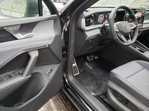 New 2026 Volkswagen Tiguan SE R-Line FWD image 6