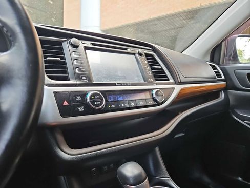Used 2018 Toyota Highlander Limited FWD image 44