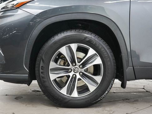 Used 2020 Toyota Highlander XLE AWD/4WD image 31