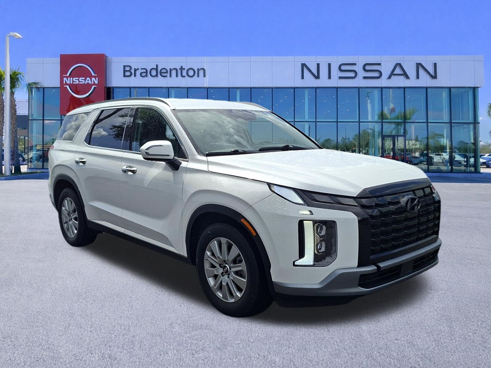 Used 2025 Hyundai Palisade SEL FWD image 3