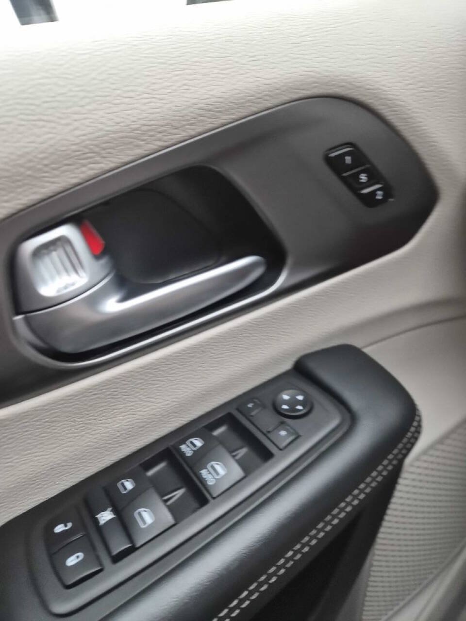 Used 2024 Chrysler Pacifica Limited FWD image 9