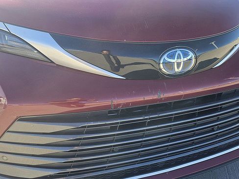 Used 2021 Toyota Sienna Limited image 3