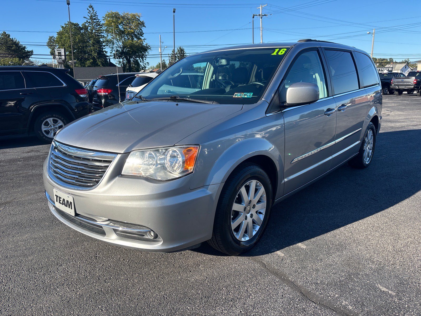 Used 2016 Chrysler Town & Country Touring FWD image 3