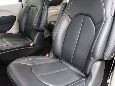 Used 2024 Chrysler Pacifica Limited FWD image 19