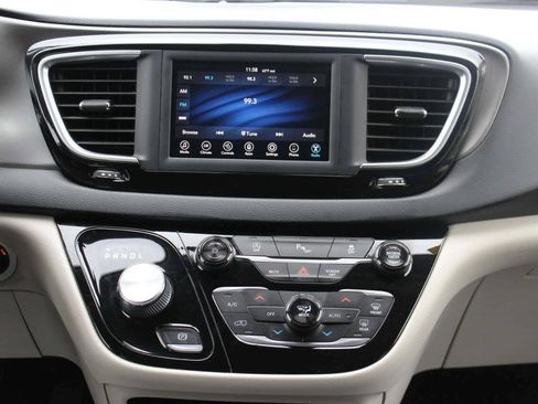 Used 2020 Chrysler Pacifica Touring-L FWD image 22