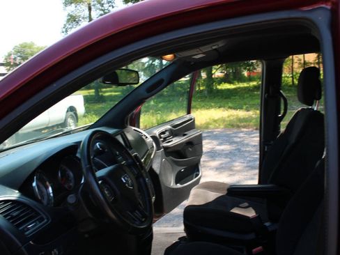 Used 2018 Dodge Grand Caravan SE FWD image 26