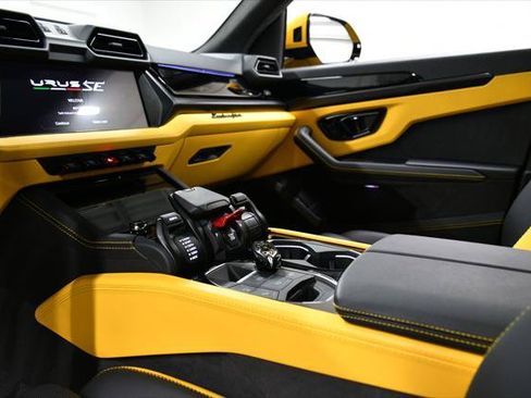 Used 2025 Lamborghini Urus SE AWD/4WD image 40