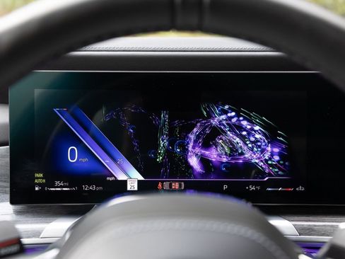 Used 2024 BMW 760i xDrive w/ Premium Package 2 image 25