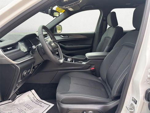 New 2025 Jeep Grand Cherokee Laredo w/ Luxury Tech Group I image 9