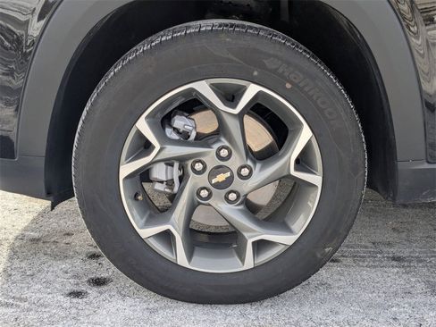 Used 2025 Chevrolet Trax LT w/ LT Convenience Package image 11