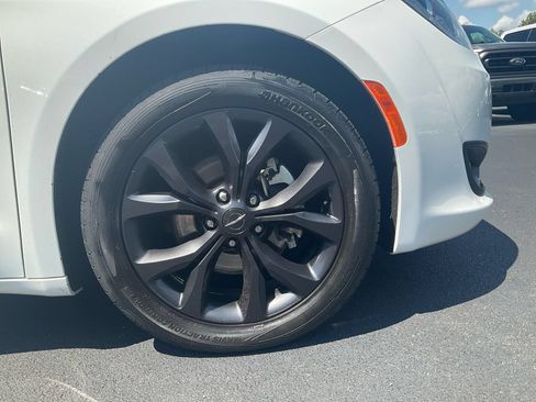 Used 2020 Chrysler Pacifica Touring w/ S Appearance Package FWD image 10