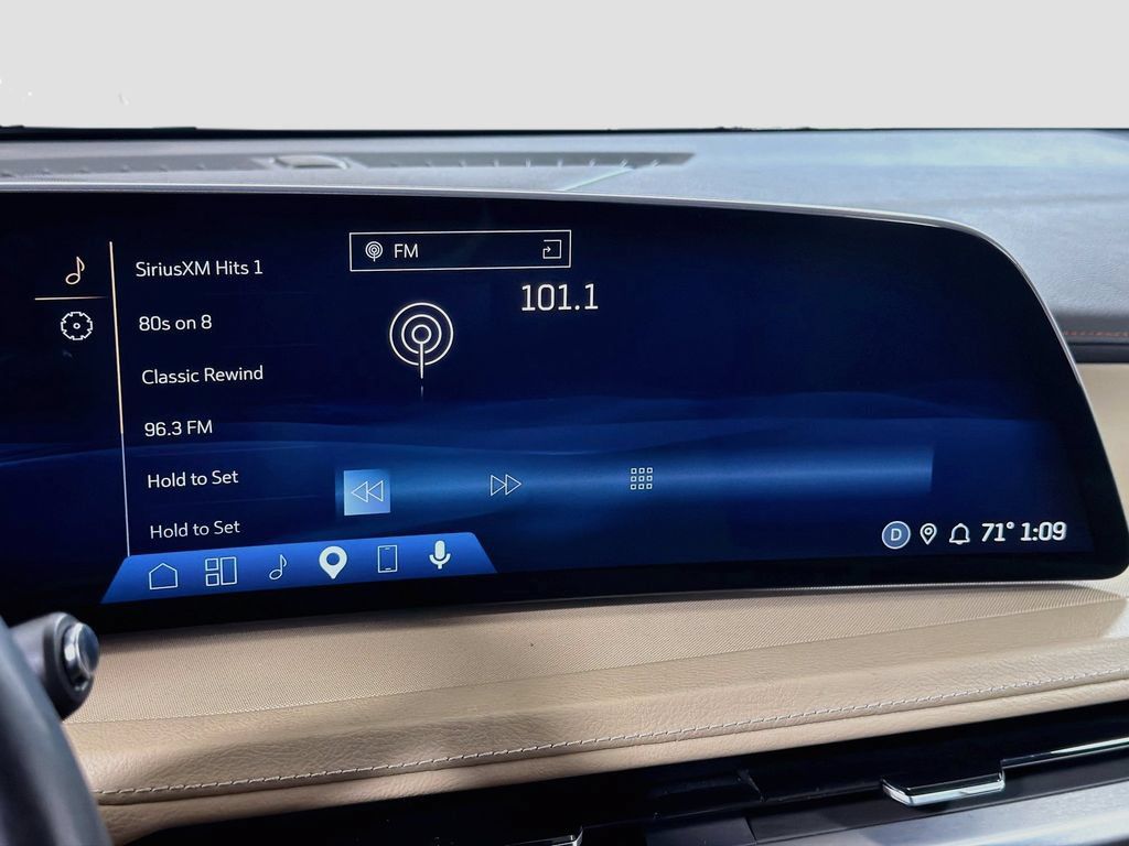 Used 2024 Cadillac XT4 Luxury AWD/4WD image 16