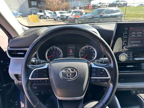 Used 2022 Toyota Highlander LE AWD/4WD image 34