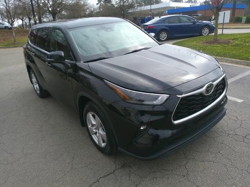 Used 2022 Toyota Highlander LE image 2