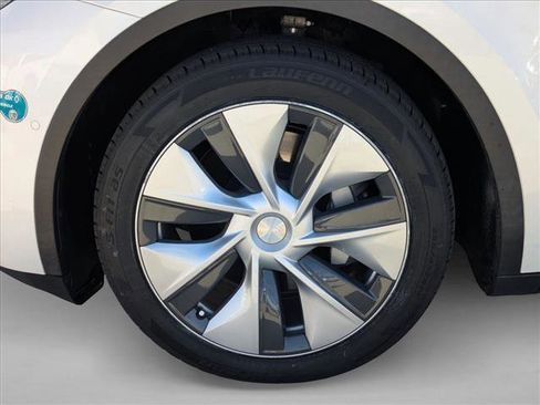 Used 2022 Tesla Model Y Long Range image 25