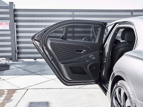 Used 2023 Bentley Flying Spur V8 image 27