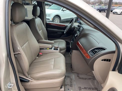 Used 2016 Chrysler Town & Country Touring w/ Driver Convenience Group image 45