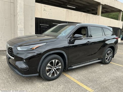 Used 2022 Toyota Highlander XLE FWD image 4