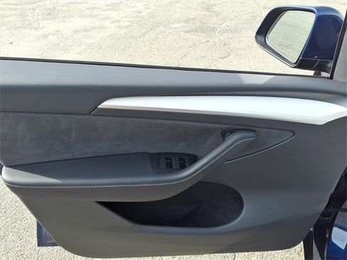 Used 2023 Tesla Model Y Long Range image 18