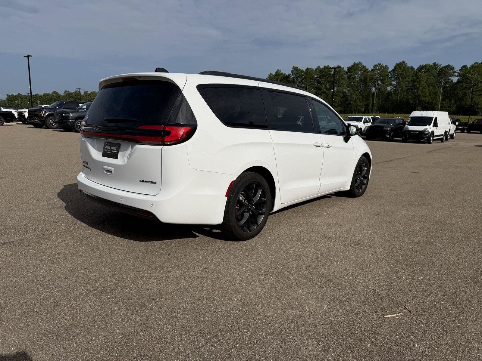 Used 2025 Chrysler Pacifica Limited FWD image 6
