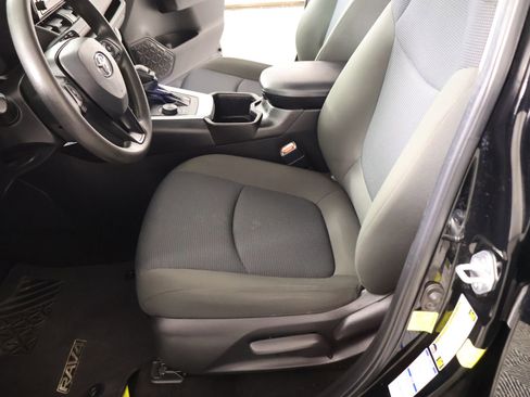 Used 2022 Toyota RAV4 LE image 10