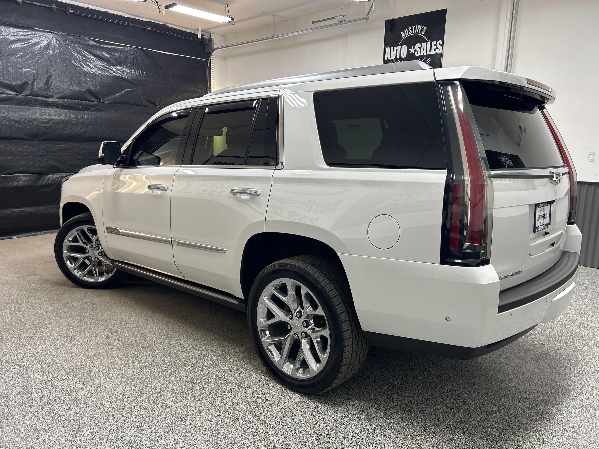 Used 2018 Cadillac Escalade Platinum AWD/4WD image 4