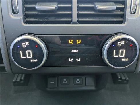 Used 2025 Land Rover Discovery Dynamic SE image 18