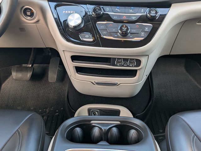 Used 2023 Chrysler Pacifica Touring-L FWD image 21