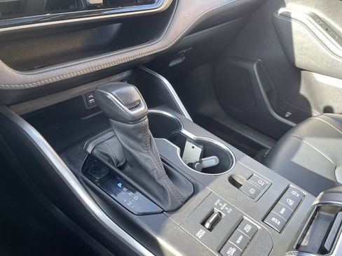 Used 2022 Toyota Highlander XLE image 21