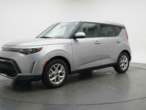 Used 2025 Kia Soul LX w/ LX Technology Package FWD image 2