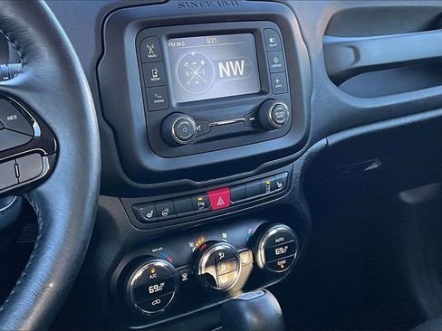 Used 2016 Jeep Renegade Latitude image 6