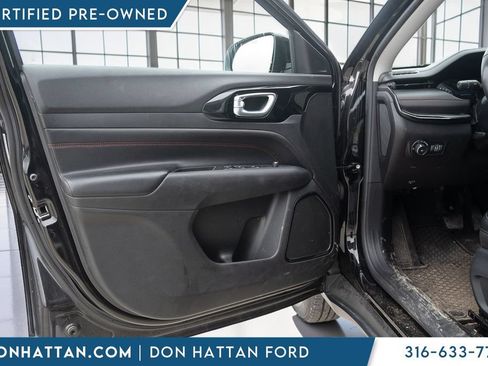 Used 2022 Jeep Compass Trailhawk w/ Trailhawk Convenience Group AWD/4WD image 18