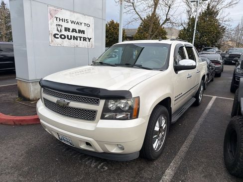 Used 2010 Chevrolet Avalanche LTZ image 3