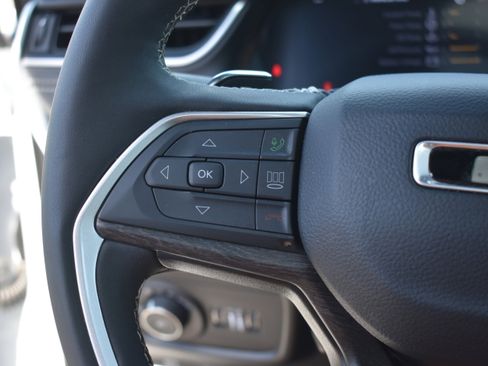 Used 2025 Jeep Grand Cherokee L Limited w/ Luxury Tech Group II image 15