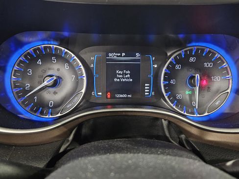 Used 2018 Chrysler Pacifica Touring-L image 11