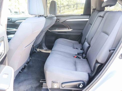 Used 2017 Toyota Highlander LE w/ Carpet Mat Package FWD image 21