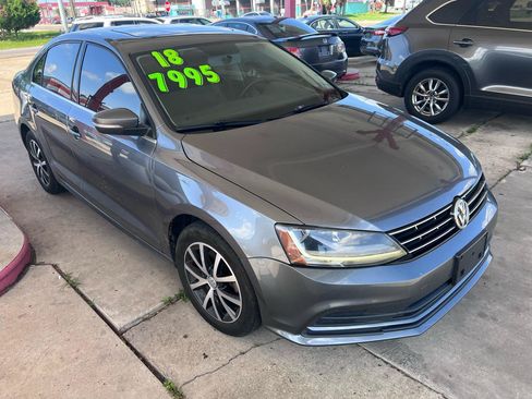 Used 2018 Volkswagen Jetta SE FWD image 3