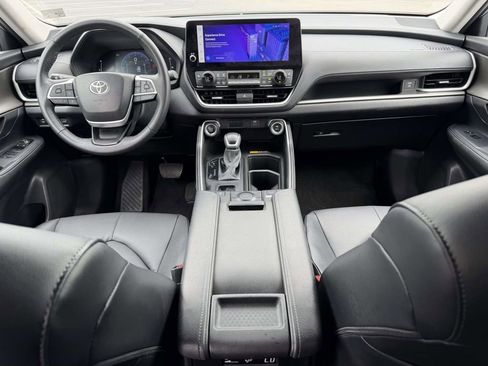 Used 2025 Toyota Grand Highlander AWD image 2