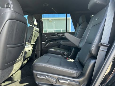 Used 2023 Cadillac Escalade Luxury AWD/4WD image 14